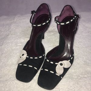 Via Spiga— Cute Suede Heels w/White Suede Flowers